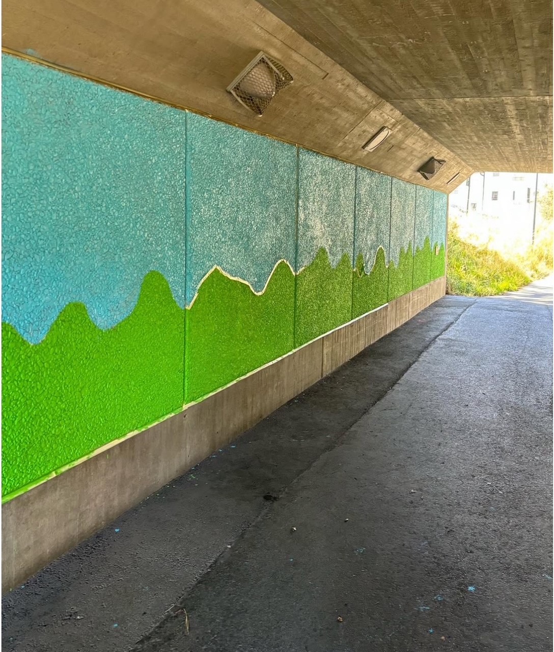 Tunnel som målats i naturmotiv