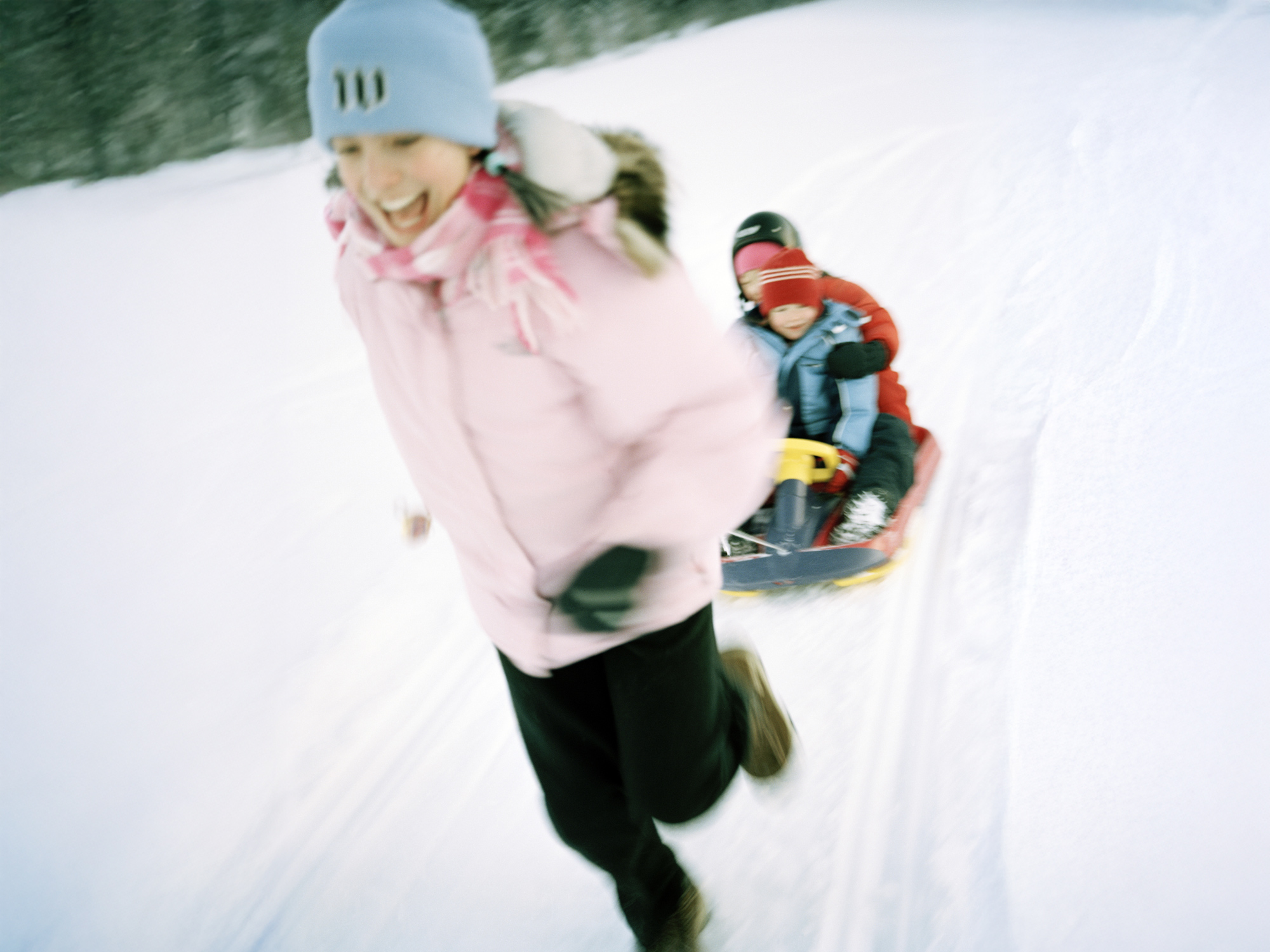 Vinterbild med pulkaåkning med barn