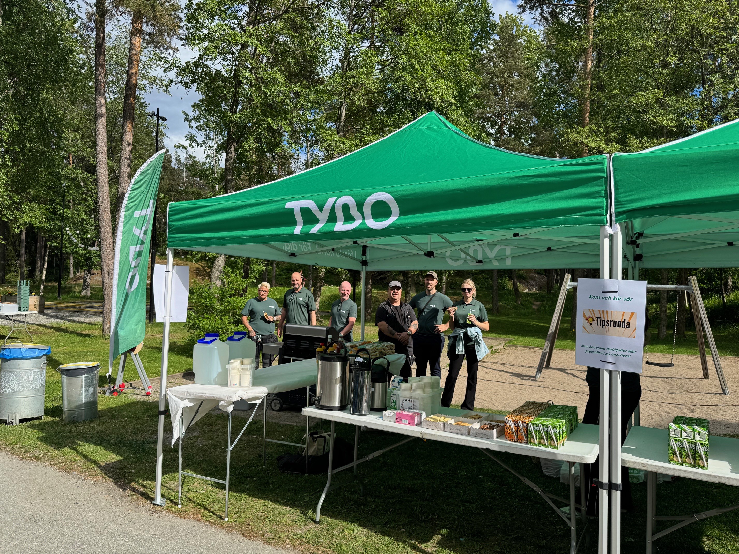Områdesbesök i Granängsringen, medarbetare från Tybo framför tält