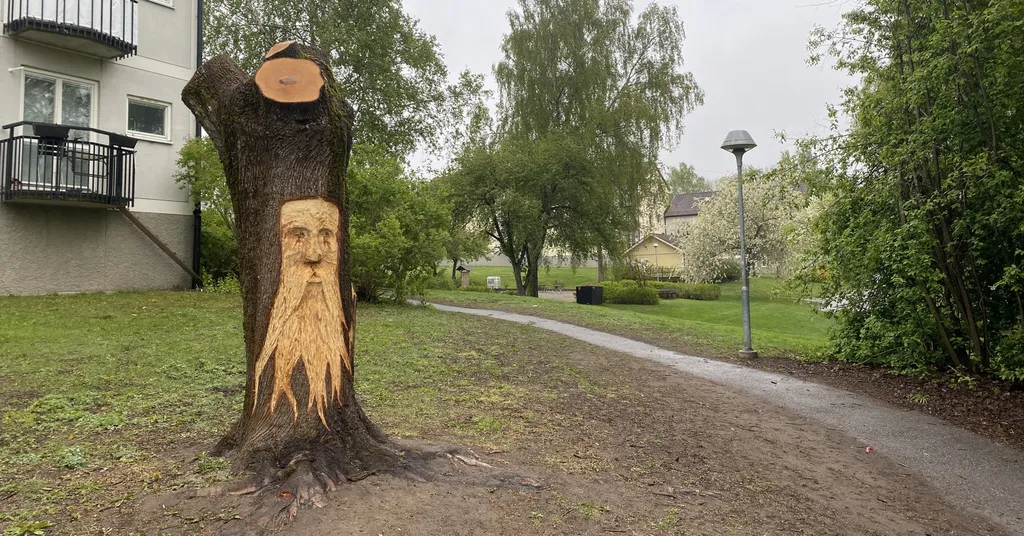Bild på en trädstubbe med motiv