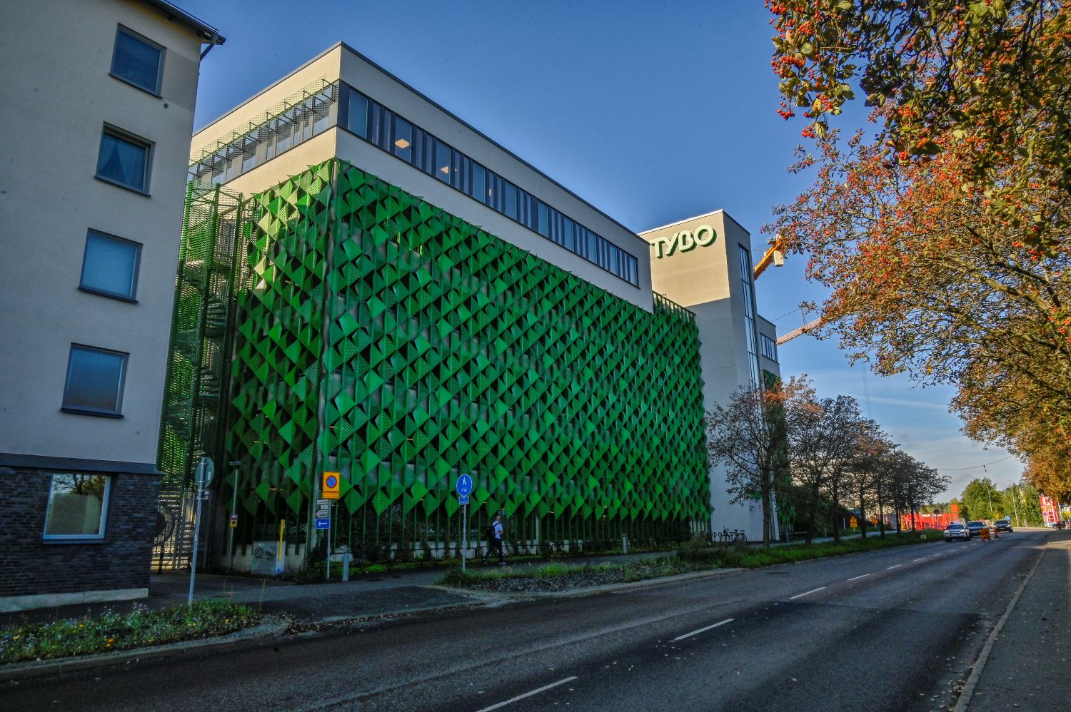 Tybos huvudkontor med en grön fasad.