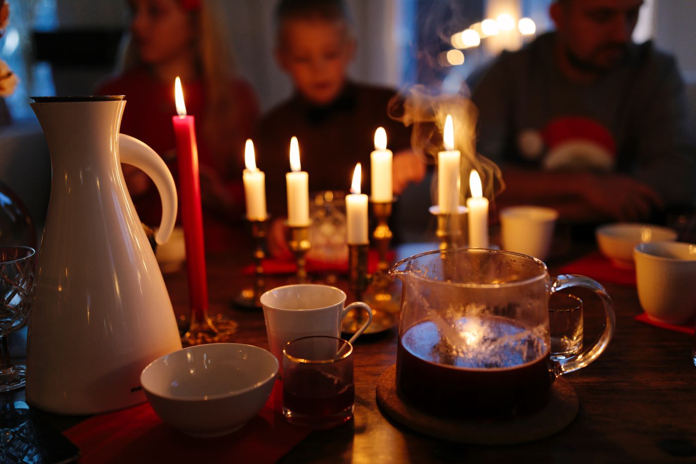 Tända ljus på ett matbord