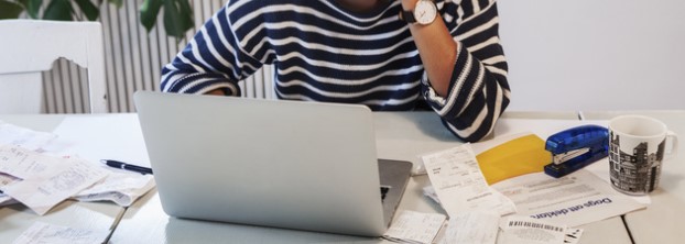 Kvinna som arbetar vid datorn