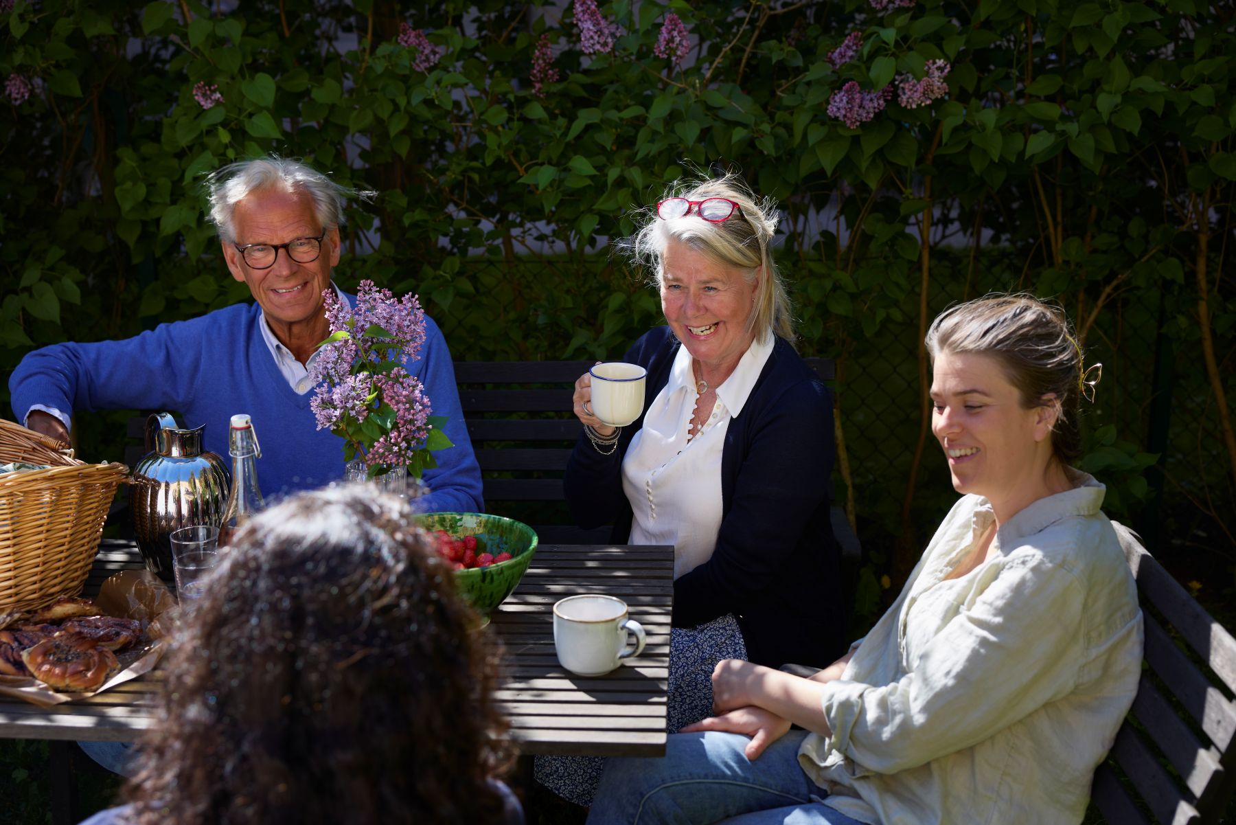 Grannar som fikar på innergården 