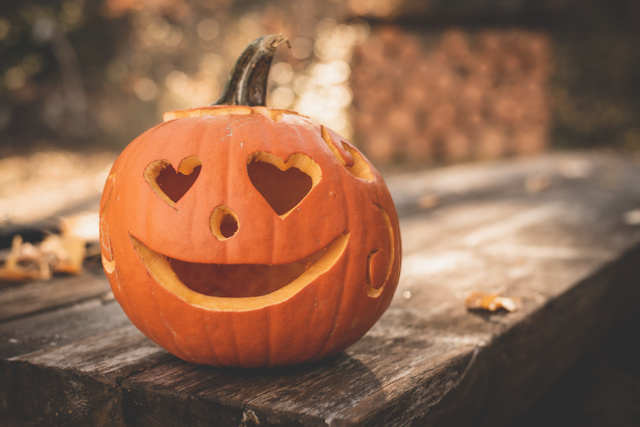 Halloweenpumpa med ögon som hjärtan